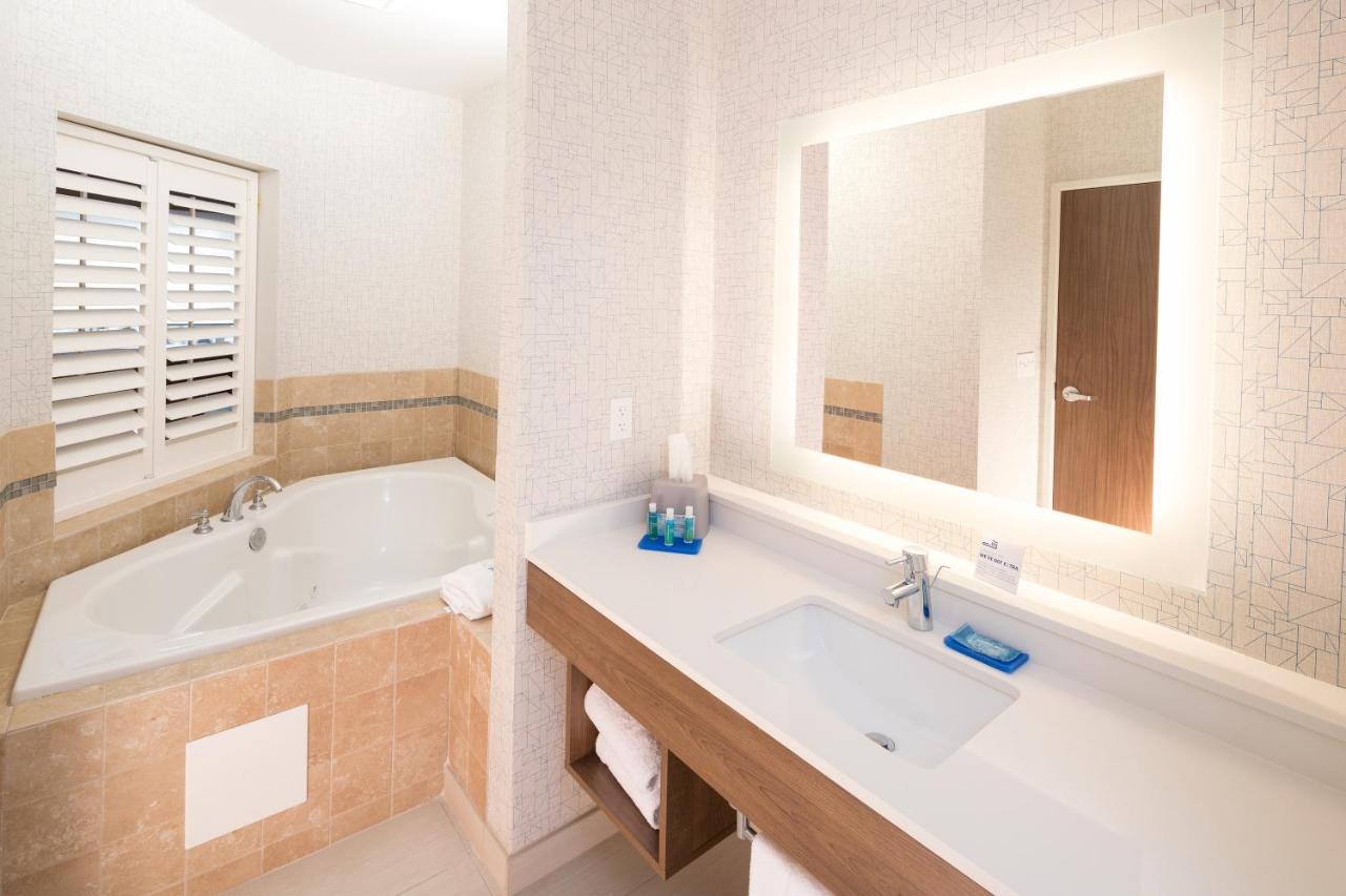 Holiday Inn Express Hotel & Suites Bay City By Ihg Exterior foto
